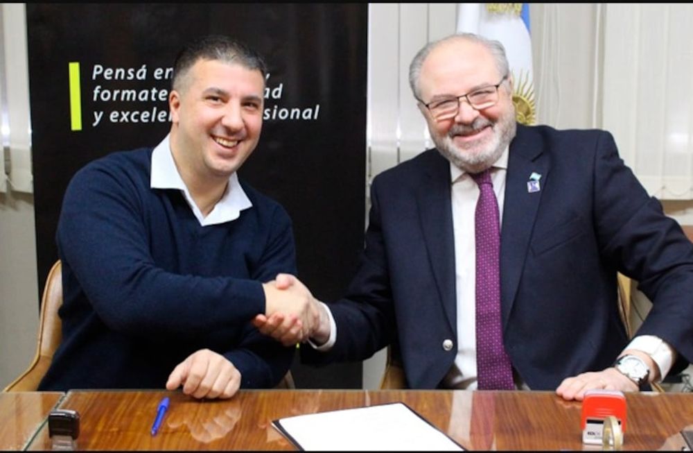El Presidente de la Fundación Ce.D.E, Gerardo Garino, y el decano de la Facultad de Ciencias Económicas de la Universidad de Mendoza, Carlos González Moretti.