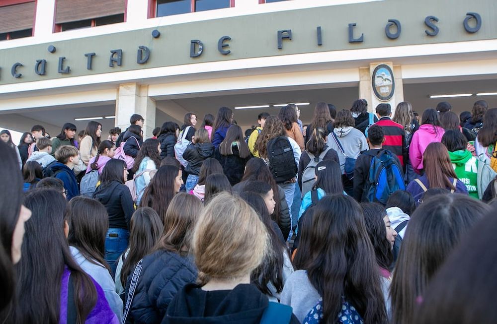 Ingreso a la UNCuyo: 2.300 aspirantes iniciaron la etapa presencial del nuevo proceso para la secundaria. El grueso había sido asignado a la facultad de Ciencias Económicas y la de Filosofía y Letras (un 65%) mientras que el resto se distribuyó entre el Magisterio, el Colegio Martín Zapata y el Universitario Central (35%).