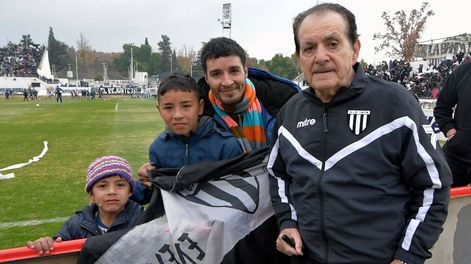 Los Andes | El gran Víctor Antonio Legrotaglie y los chicos pudieron disfrutar en paz el clásico entre Gimnasia e Independiente. Que se repita. / Orlando Pelichotti