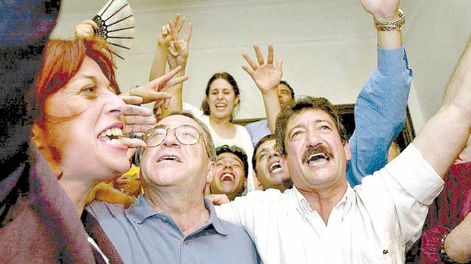 Los Andes | Marital Perceval, Jorge Pardal y Guillermo Amstutz desatan la euforia tras la victoria en las elecciones de 2001, última legislativa que ganó el PJ.