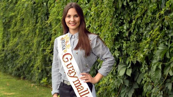 La reina de la Vendimia del Departamento de Guaymallén Julieta Belen Lonigro (22) , representó al Distrito Los Corralitos. Foto Orlando Pelichotti / Los Andes