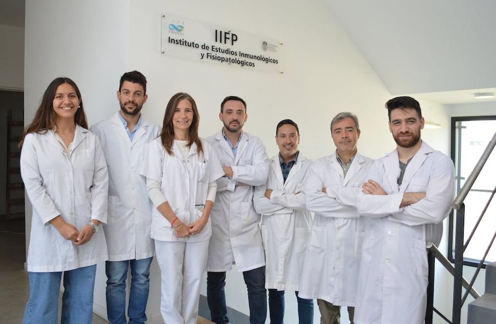 Ivana Ivanoff Marinoff, Rodrigo Papa Gobbi, Natalia Lausada, Pablo Stringa, Claudio Ledesma, Leandro Vecchio Dezillo y Martín Rumbo, del Instituto de Estudios Inmunológicos y Fisiopatológicos (IIFP, CONICET-UNLP). Foto: CONICET Fotografía/Rayelén Baridón