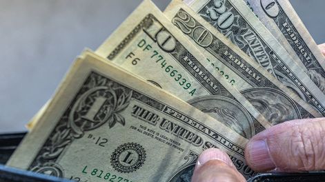 El dólar mayorista sube $10 en la semana, manteniéndose cerca del techo de la banda cambiaria.
