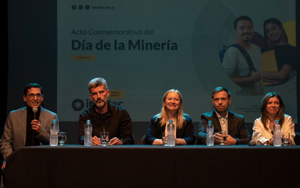La vicegobernadora de la provincia, Hebe Casado; el intendente de la ciudad de Mendoza, Ulpiano Su&aacute;rez; el director de Miner&iacute;a, Jer&oacute;nimo Chantal; y la directora de Educaci&oacute;n Superior, Mariela Ramos. Acompa&ntilde;ados por autoridades del Instituto Superior Tecnol&oacute;gico (INSUTEC).