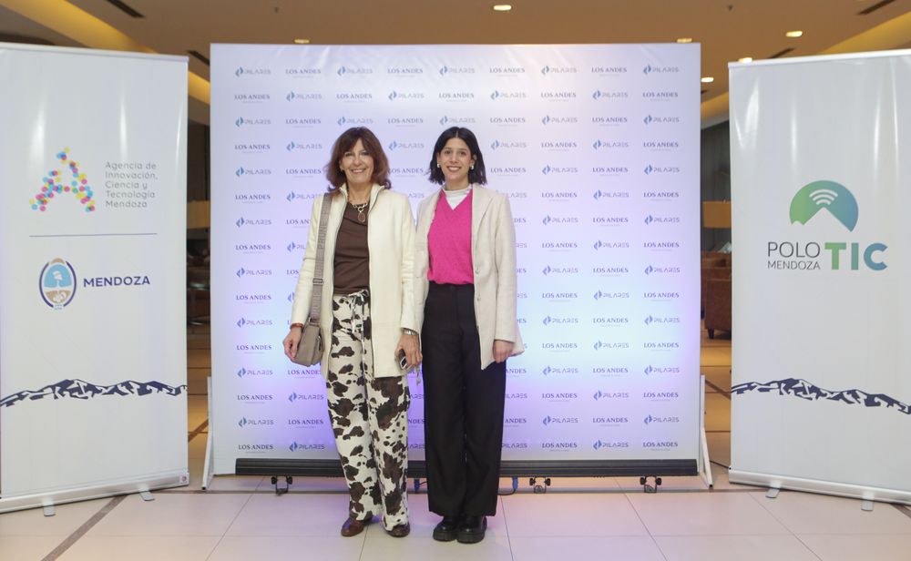 Uncuyo İktisat Fakültesi'nden Angela Alonso ve Alejandra Marín.