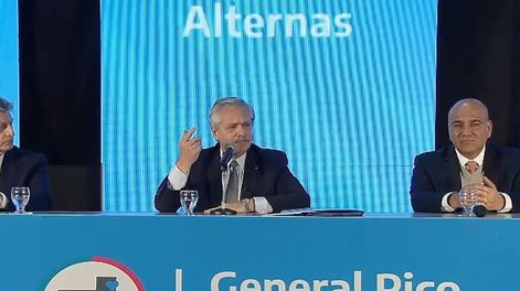 El presidente Alberto Fernández (en el centro) junto a Sergio Ziliotto, gobernador de La Pampa; y Juan Manzur, jefe de Gabinete.