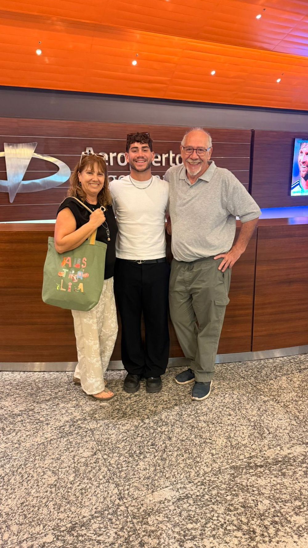 Bruno en el aeropuerto de Mendoza junto a su madre Beatriz Bustos y su padre Luis Quagliarella, antes de viajar.