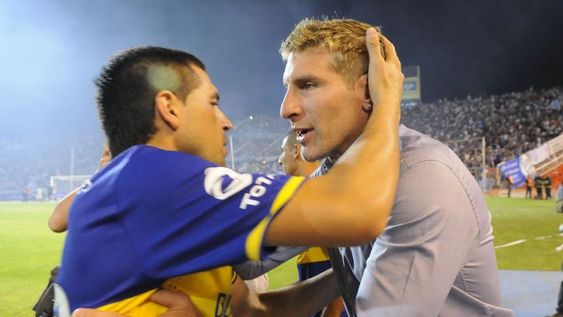 Foto icónica. Riquelme enfrentó dos veces al Tomba de su mejor socio, Martín Palermo, en el Malvinas, y en ambas hubo saludo.
