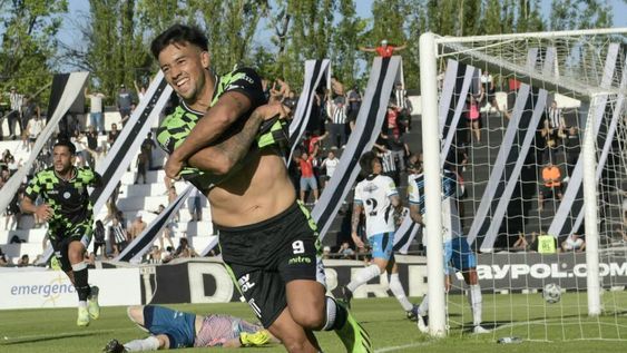 Herrera festeja el tercer gol de Gimnasia ante Almagro / Orlando Pelichotti.