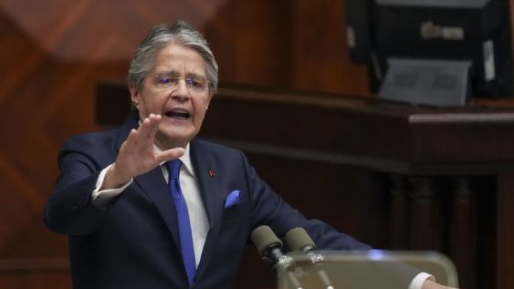 El presidente de Ecuador, Guillermo Lasso, durante una sesión de la Asamblea Nacional donde los legisladores de la oposición buscan juzgarlo por acusaciones de malversación de fondos en Quito, Ecuador, el martes 16 de mayo de 2023.