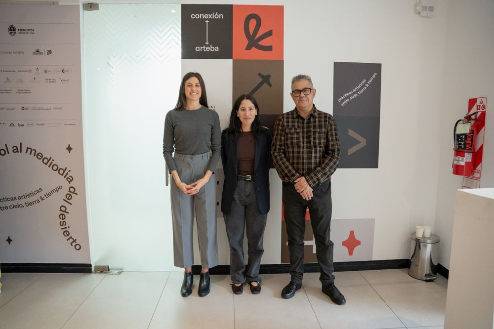 En el centro, Pía Monti de Fundación Arteba, junto a Andrea Rizzo, marketing de Los Andes, y Rubén Valle, secretario general de Redacción de diario Los Andes. 