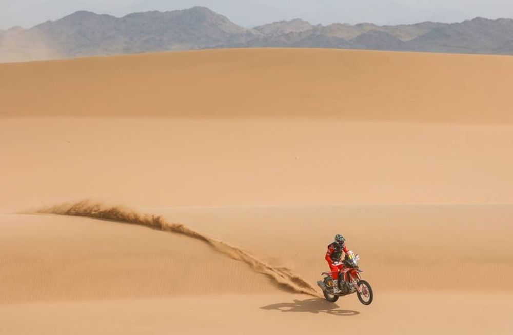 Kevin Benavides llegó tercero en la penúltima etapa y continúa en la primera posición del clasificador general a una fecha del cierre.