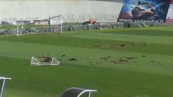 En Italia, una barra brava destrozó su cancha y amenazó a los jugadores de su propio equipo