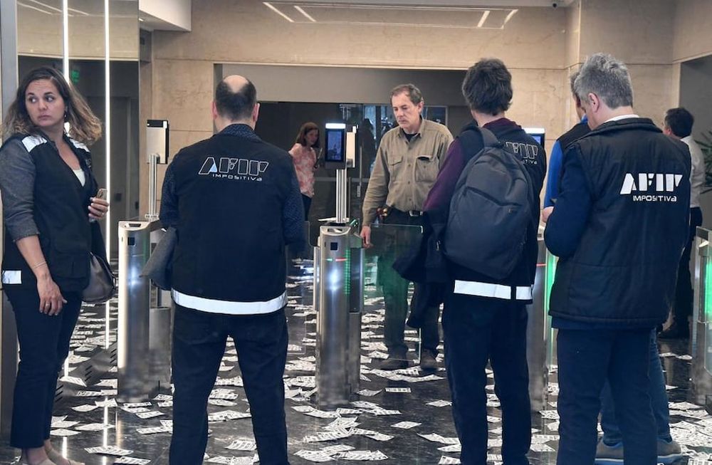 El organismo de control investiga a 176 empresas que no estaban habilitadas para realizar esas operaciones comerciales y las simularon bajo la utilización de documentación y SIMIs falsas, con el único objetivo de enviar divisas al exterior.Foto: Télam.