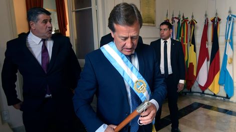 Los Andes | El gobernador Rodolfo Suárez y detrás su vice, Mario Abed, antes de iniciar su tercer discurso de apertura de sesiones ordinarias, en la Legislatura ProvincialOrlando Pelichotti / Los Andes