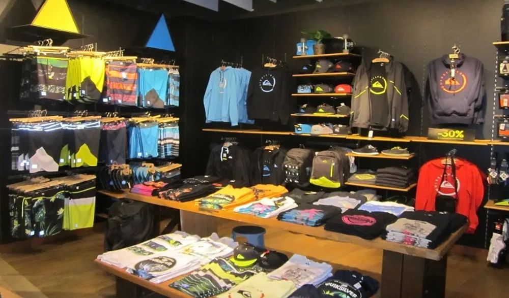 El cierre definitivo de más de 100 tiendas físicas en Estados Unidos , afectando a tres de sus marcas más populares: Billabong, Quiksilver y Volcom.