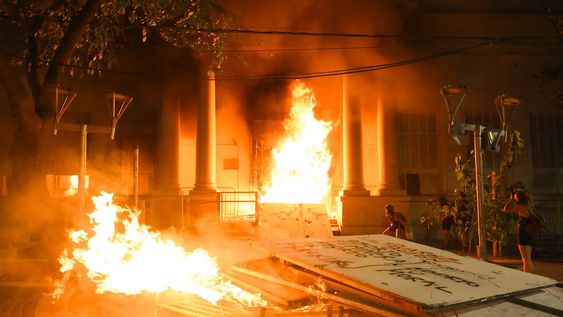Sin control. Algunos manifestantes terminaron su marcha en la Legislatura y allí las roturas fueron graves. La multitudinaria movilización había partido en paz desde San Martín y Peatonal tres horas antes. Foto: Mariana Villa / Los Andes