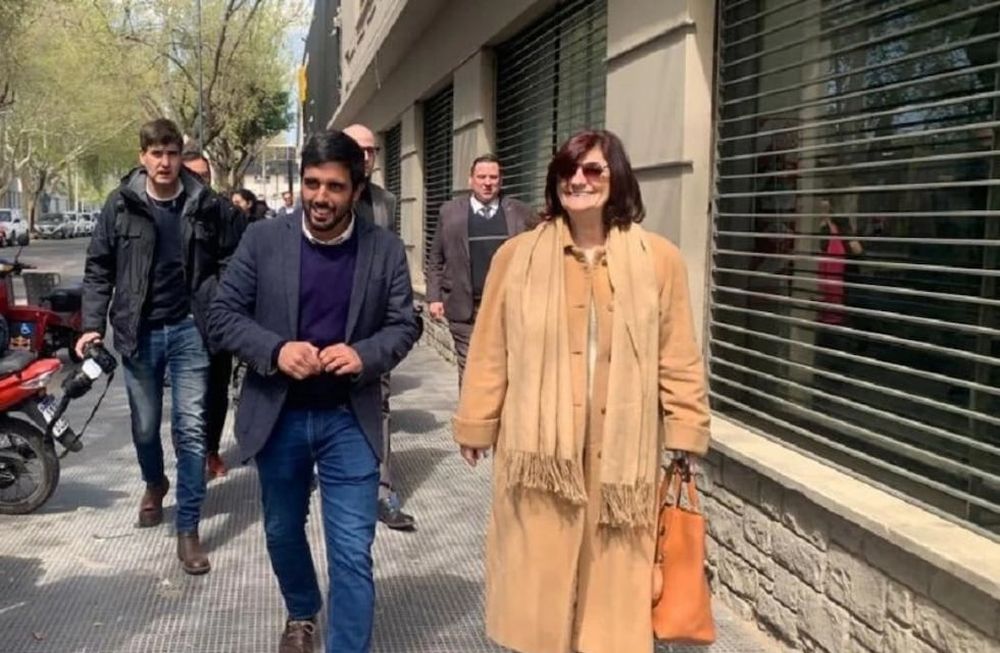 La Ministro de Trabajo de la Nación, Kelly Olmos, llega a las dependencias de la Agencia Territorial Mendoza, en calle Belgrano, acompañada por su titular, Gonzalo Navarro.