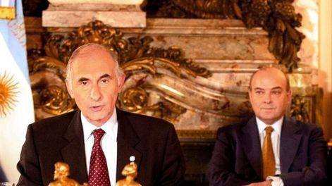 El exministro de Economía Domingo Cavallo (atrás)