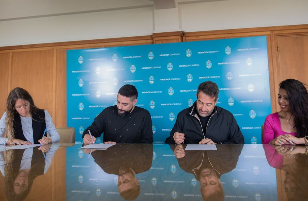 María Marta Ontanilla, presidenta del PV firma el convenio junto a Martín Garnero, por la asociación civil Vista Oeste y el ministro de Infraestructura Pública, Mario Isgró.  .