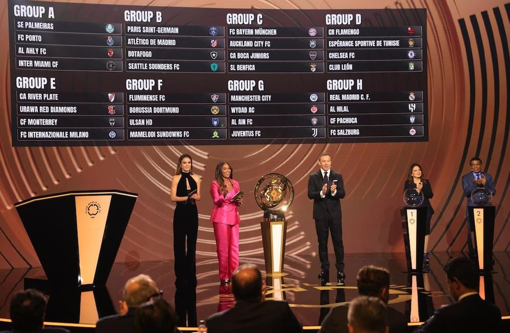 La presentadora de televisión italiana Diletta Leotta (izq.), la anfitriona Samantha Johnson (izq.), la ex estrella del fútbol italiano Alessandro del Piero (c.), con la cantante Gloria Estefan (2der.), el gran futbolista peruano Teófilo Cubillas (der.), tras la ceremonia del sorteo de la Copa Mundial de Clubes de la FIFA 2025 en Miami. Foto: EFE/EPA/CRISTÓBAL HERRERA-ULASHKEVICH