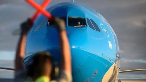 Los Andes | Representantes la Asociación Pilotos de Líneas Aéreas (APLA), Asociación Argentina de Aeronavegantes (AAA) y Asociación del Personal Aeronáutico (APA) convalidaron modificaciones en convenios  - Aerolíneas Argentinas