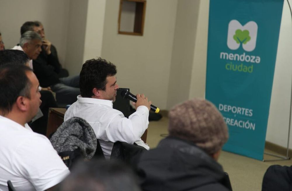 A sala llena, experto dio charla de fútbol y tecnología en la Ciudad