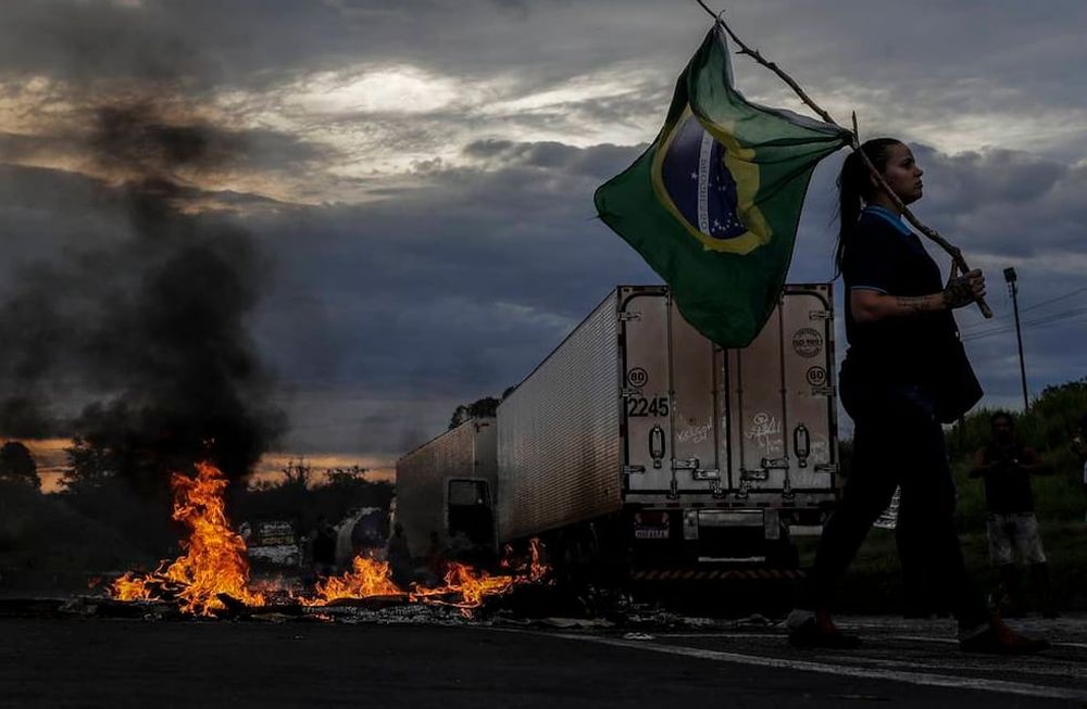 Cientos de rutas permanecen bloqueadas en Brasil por parte de camioneros y simpatizantes de Bolsonaro, mientras el presidente permanece en silencio tras la derrota en las elecciones del domingo.