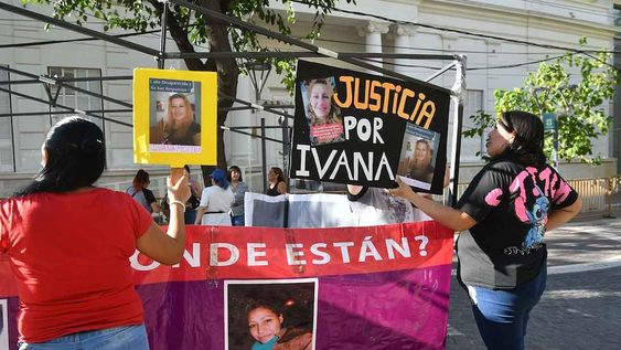 Familiares de Ivana Molina y Abigail Carniel, se concentraron en la Legislatura provincial pidiendo justicia las mujeres desaparecidas.Foto: José Gutierrez / Los Andes