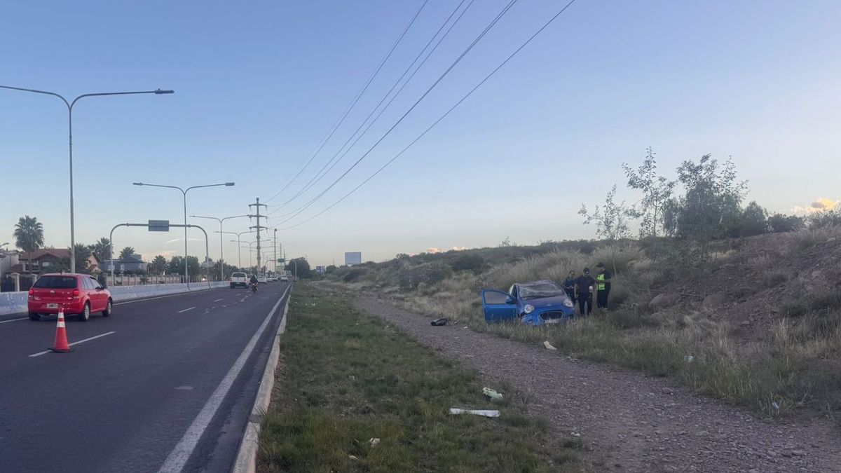 Accidente en el Corredor del Oeste: un conductor volcó y terminó en la banquina