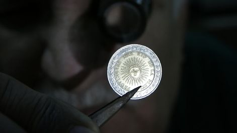 Los Andes | Advierten que las monedas de un peso con error ortográfico no tienen un gran valor agregado para coleccionistas. Foto: Orlando Pelichotti / Los Andes.