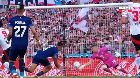Los Andes | Guido Herrera y una atajada fundamental ante Borja en el primer tiempo del partido que Talleres le ganó a River en Buenos Aires. (Captura de TV)