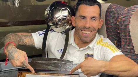 Carlos Alberto Tevez con la copa Diego Armando Maradona que Boca ganó en San Juan. / Twitter Carlos Tevez