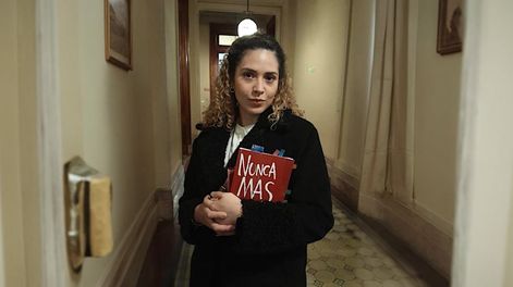 Los Andes | Después de las críticas, la diputada libertaria mendocina Lourdes Arrieta se mostró en el Congreso el libro Nunca Más. Foto: Ariel Rodríguez / Cadena 3