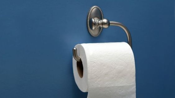 La forma en la que colgás el papel higiénico puede develar aspectos de tu personalidad