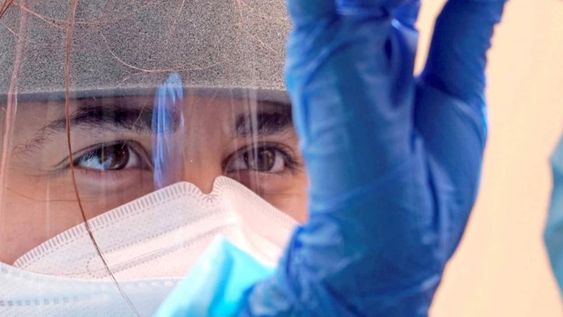 Según el Ministerio de Salud de la Nación, en el país se han registrado 2.551.999 casos y 57.957 fallecidos desde el inicio de la pandemia. Foto: AP