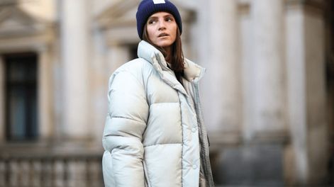Murieron las camperas puffer: el abrigo elegante que vuelve en 2026
