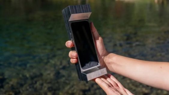 La funda para celulares de casi 3 kilos que busca disminuir el uso de los dispositivos.&nbsp;