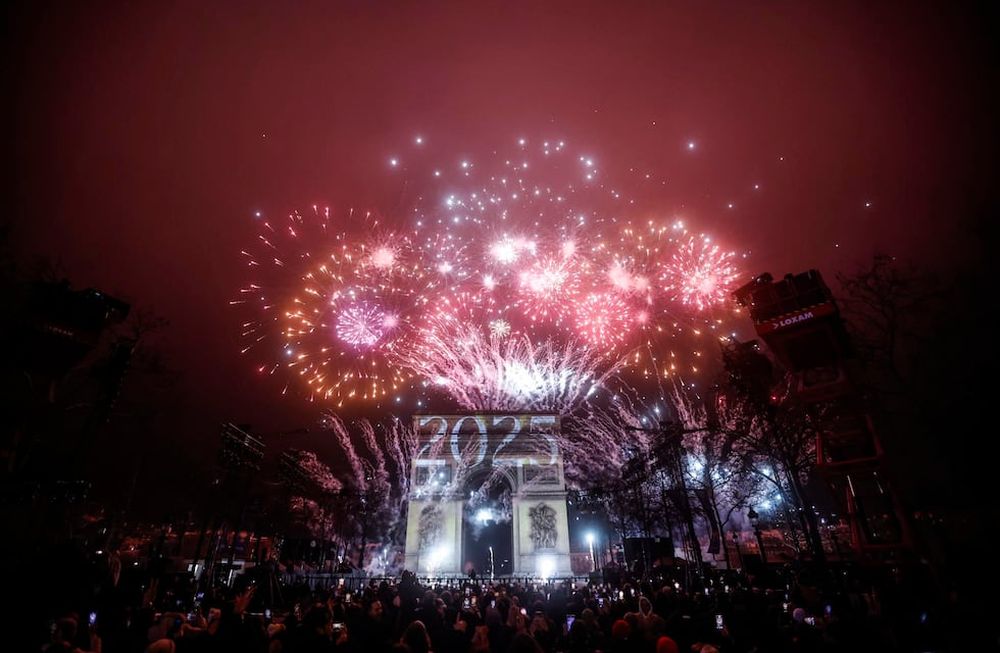 Fuegos artificiales iluminan el cielo sobre el Arco del Triunfo durante las celebraciones de Nochevieja en París (Francia) hoy, 1 de enero de 2025. (Francia). Foto: EFE/EPA/YOAN VALAT