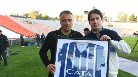 ¿Mirá quién vino? Godoy Cruz homenajeó a Silvio Duarte