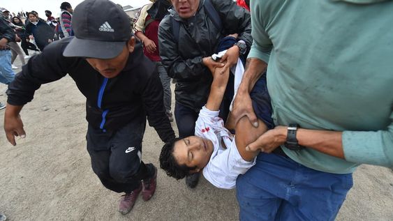 Un grupo de manifestantes trasladan a un herido de gravedad durante una marcha contra el Gobierno de la presidenta Dina Boluarte ayer, en Arequipa (Perú). Foto: EFE