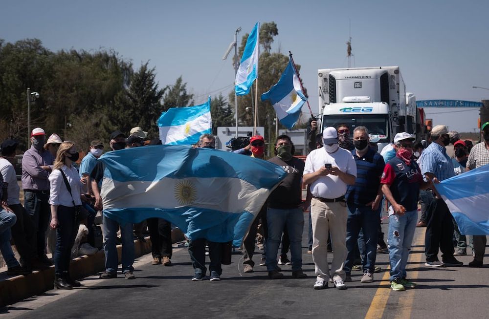 Mendoza 29 de septiembre  de 2020 SociedadDesaguadero, La PazProtesta. Negocian que productores de Mendoza para encontrar una soluciónSolo en desaguadero unos 100 productores agropecuarios que piden la libre circulacion por las rutas nacionales al ser considerados trabajadores esenciales. El conflicto se replica en todos los límites de la provincia.Foto: Ignacio Blanco / Los Andes