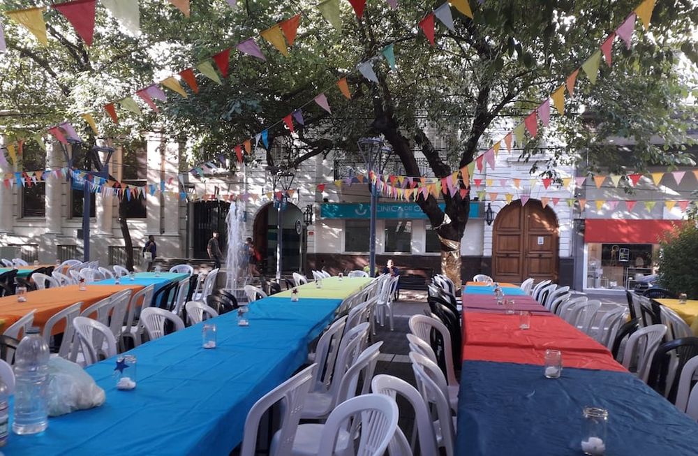 La fundación Puente Vincular organiza todos los 24 de diciembre en peatonal Sarmiento una cena comunitaria, abierta a quienes quieran compartir, con personas vulnerables y en situación de calle. Foto: Gentileza.