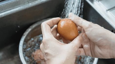 Esto ocurre si lavamos los huevos.