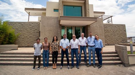 Ulpiano Suarez visitó la planta de reciclado CORPA en un nuevo envío de papeles en desuso. Foto: Prensa Ciudad de Mendoza