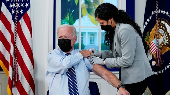 El presidente Joe Biden recibe una vacuna de refuerzo de COVID-19 en Casa Blanca, el lunes 27 de septiembre de 2021. (Foto AP / Evan Vucci).
