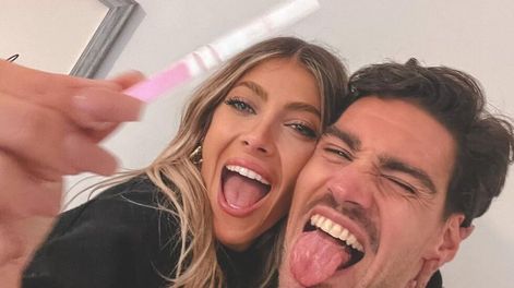 Cande Ruggeri y el posteo confirmando su embarazo: ¡¡¡Nos explota el corazón de felicidad!!! Queríamos esperar un poquito más, pero el abuelo se nos adelantó. Te amamos hiji, acá te esperamos con mucho AMOR.