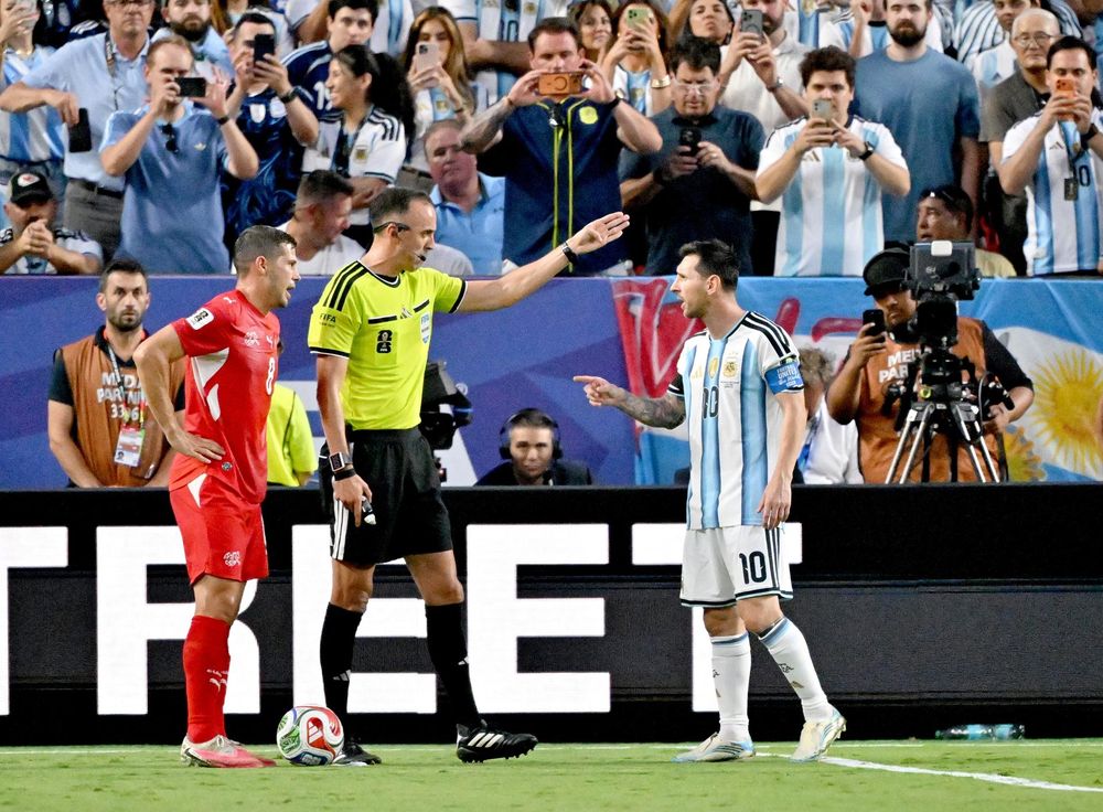 Lionel Messi y su cruce con el &aacute;rbitro brasile&ntilde;o, Wilton Pereira Sampaio Pinheiro.