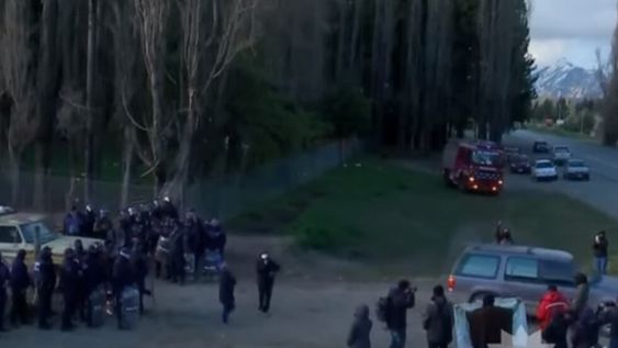 Un camarógrafo sufrió agresiones de encapuchados durante el desalojo en El Foyel. Imagen TN.