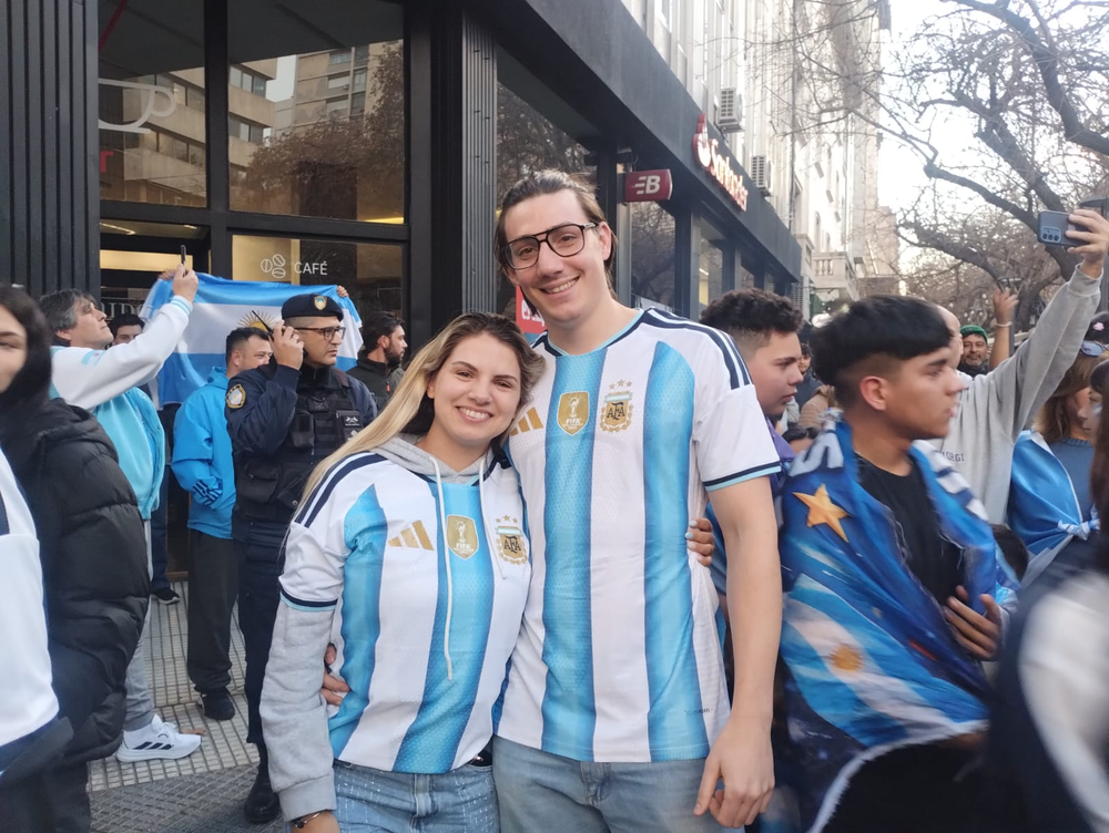 Lucía y Uriel son dos lavallinos muy cabuleros que miran en un departamento de unos amigos cada partido que juega la scaloneta. 